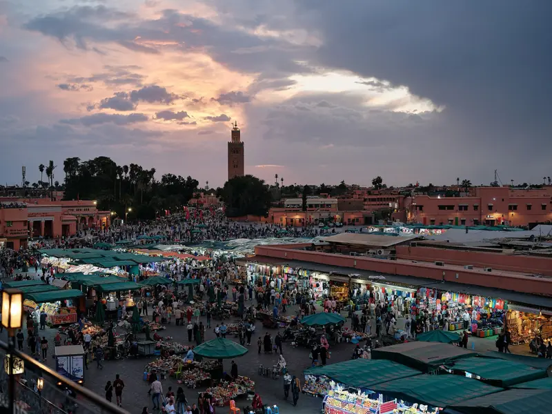 Plac Jemaa el-Fnaa o zachodzie słońca