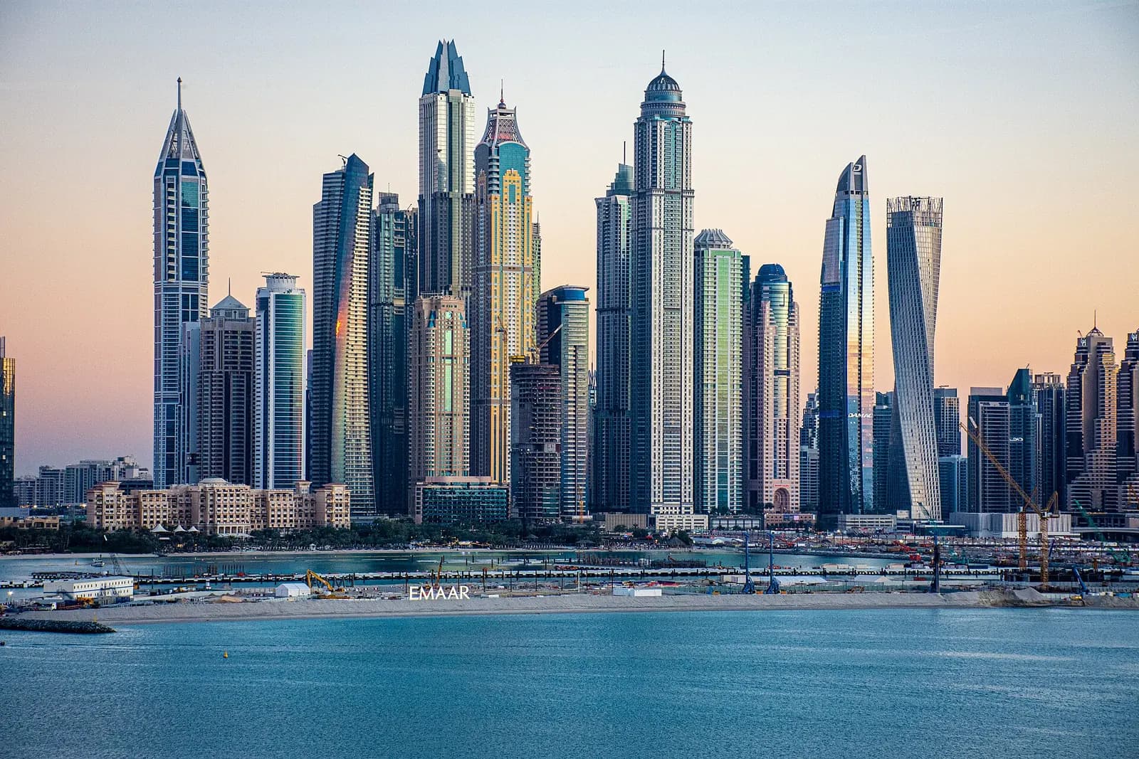 Panorama Dubai Marina o zmierzchu