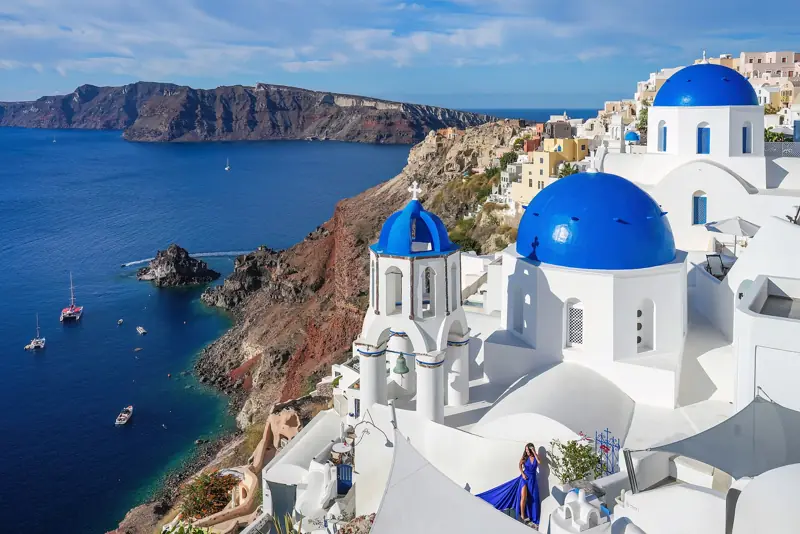 Trzy niebieskie kopuły w Oi na Santorini